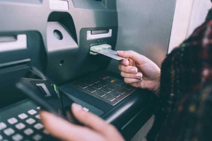 Thẻ ATM bị khóa có mất tiền trong tài khoản không?